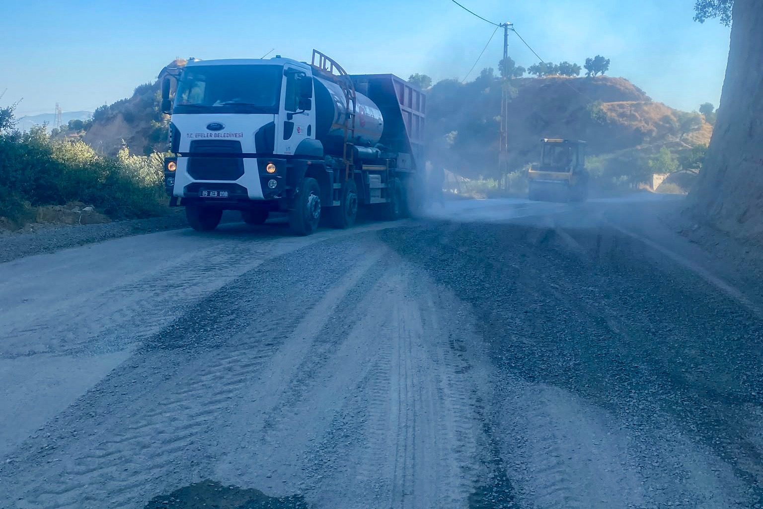 EFELER’DE YOL YENİLEME ÇALIŞMALARININ YENİ ADRESİ PINARDERE MAHALLESİ