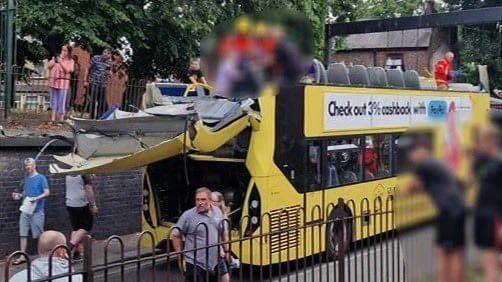 Otobüs köprüye çarptı, çatısını rende gibi alıp götürdü