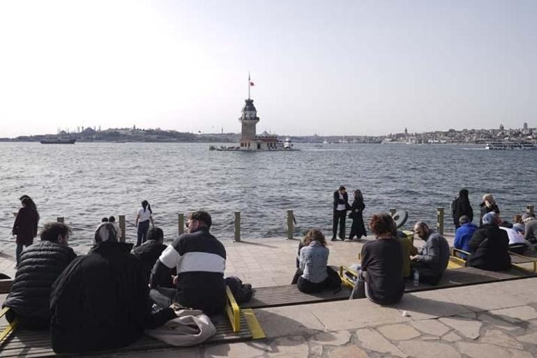 İstanbul’da şubat sürprizi Termometre 23’ü gösterdi, kış günü denize girdiler