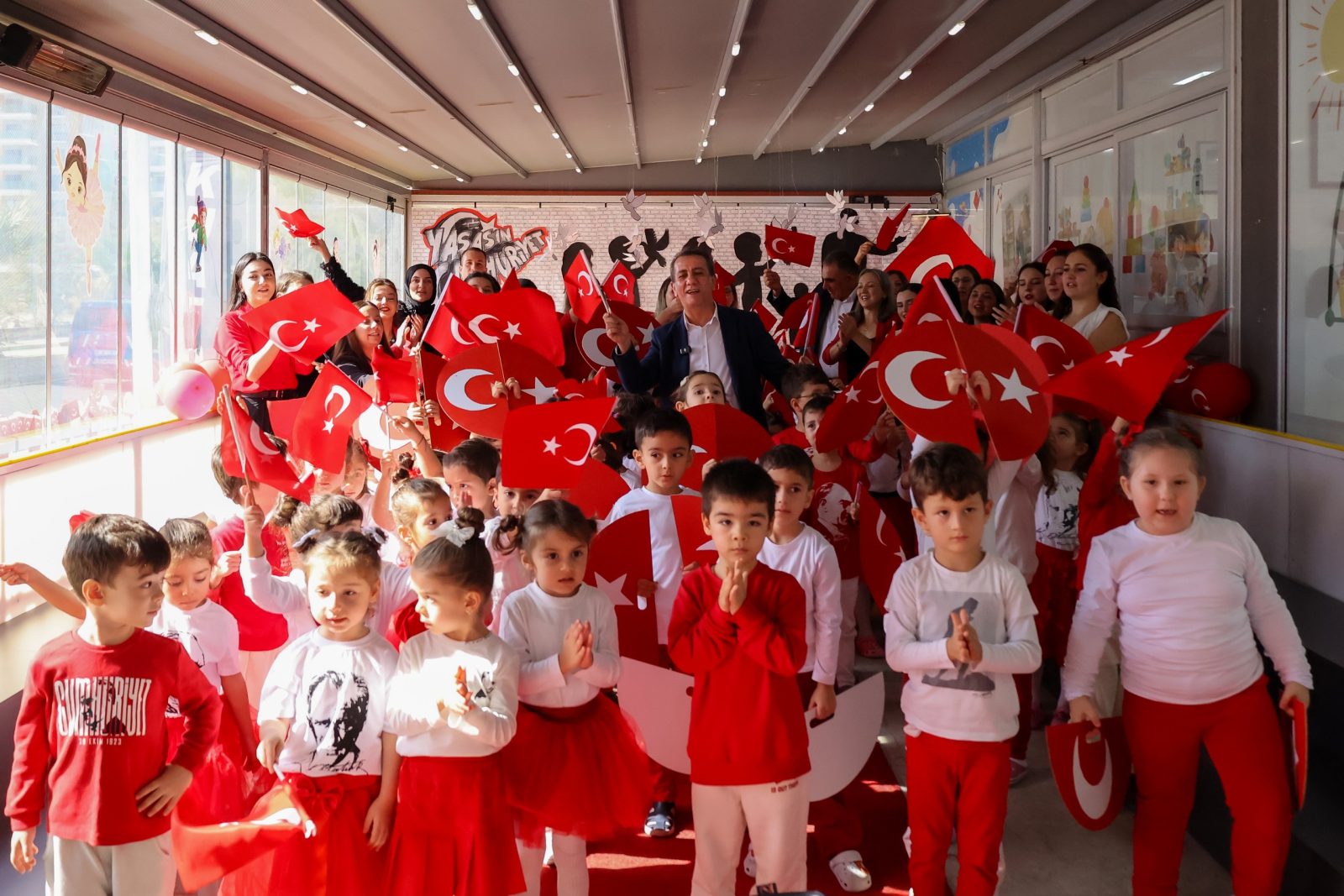 EFELER’İN MİNİK ÖĞRENCİLERİ CUMHURİYET BAYRAMI’ NI KUTLADI