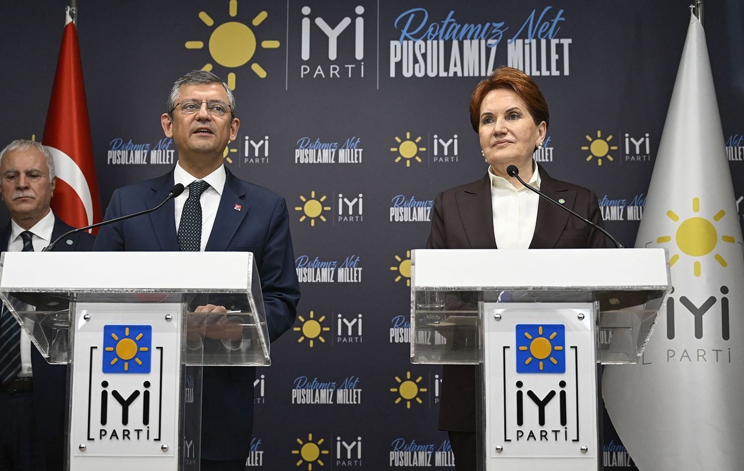 Özgür Özel'den 'İYİ Parti' açıklaması: Her iki karara saygılıyız, olumlu olmasını temenni ediyoruz