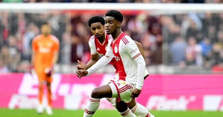 Chelsea, Ajax'tan Jorrel Hato'yu transfer etti!