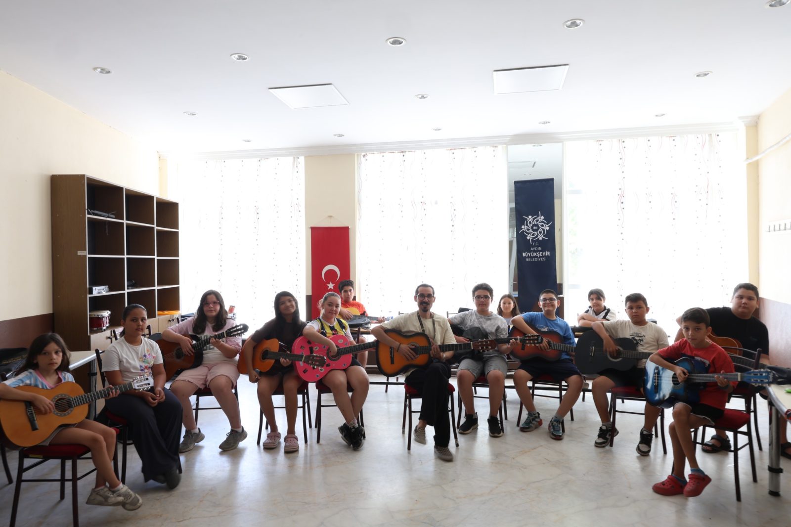 BAŞKAN ÇERÇİOĞLU’NUN ÇALIŞMALARI İLE AYDINLI ÇOCUKLAR SANATLA BULUŞUYOR