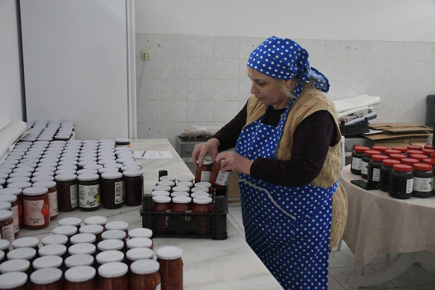 BAŞKAN ÖMER GÜNEL’İN YEREL ÜRETİM VİZYONU: KUŞADALI KADINLARIN EL EMEĞİ ADA MARKET RAFLARINDA DEĞERLENİYOR