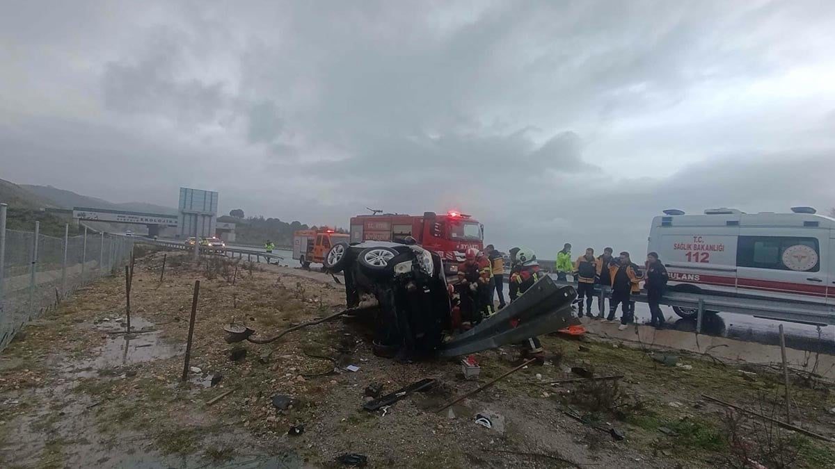 Bariyerlere çarpan otomobilin sürücüsü ile yanındaki eşi öldü