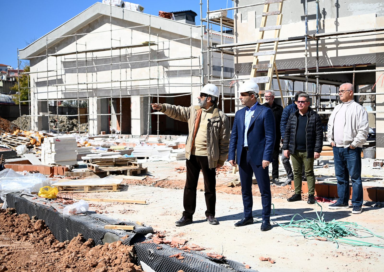 KUŞADASI’NIN KENT MEYDANINA KAVUŞMASINA SAYILI GÜNLER KALDI