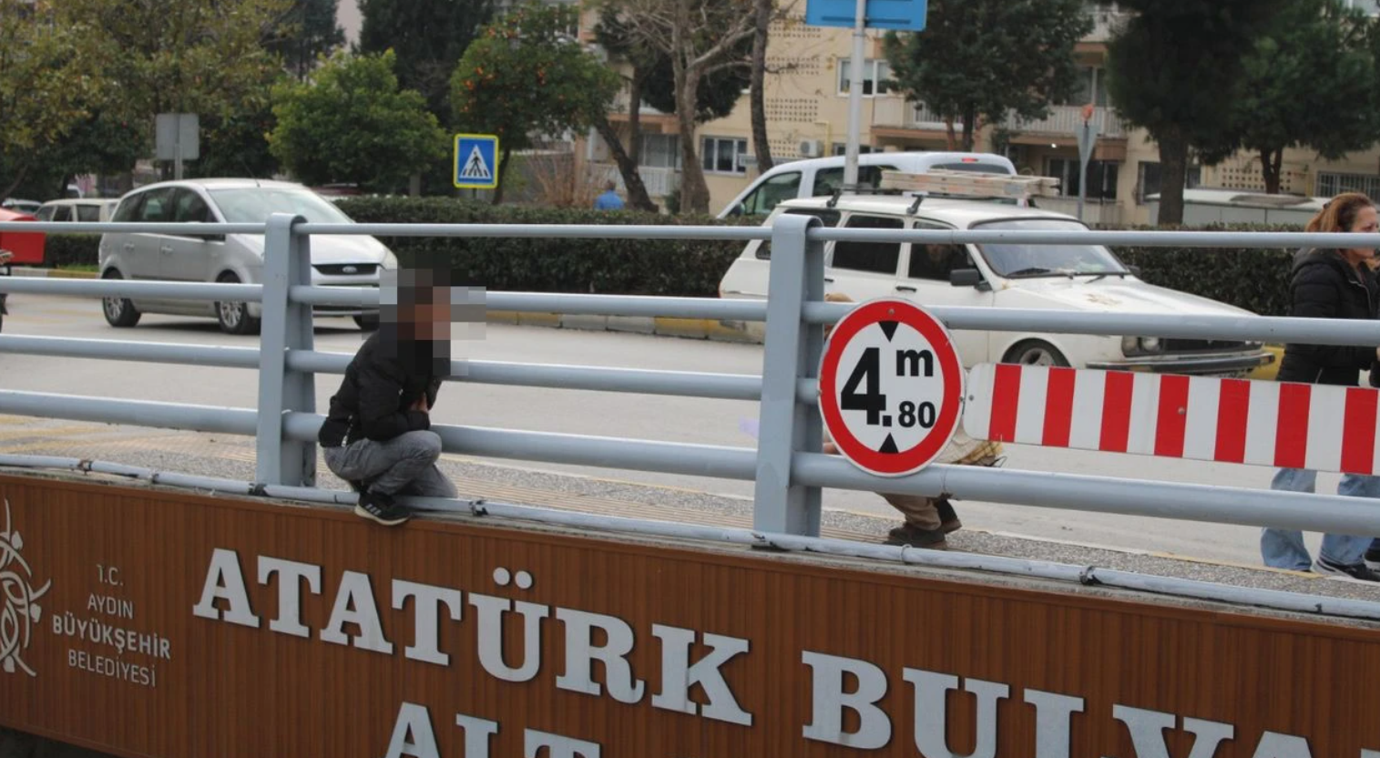 Köprüde intihar girişimini polis son anda engelledi