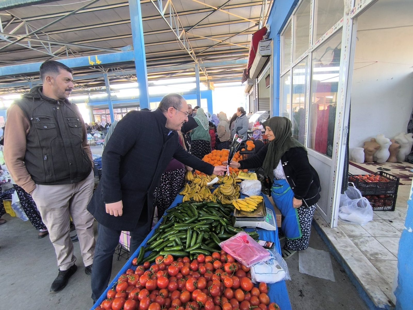 CHP’li Karakoz’dan Pazarda 8 Mart Sürprizi: Kadın Emekçilere Karanfil, Esnafa Kulak Verdi