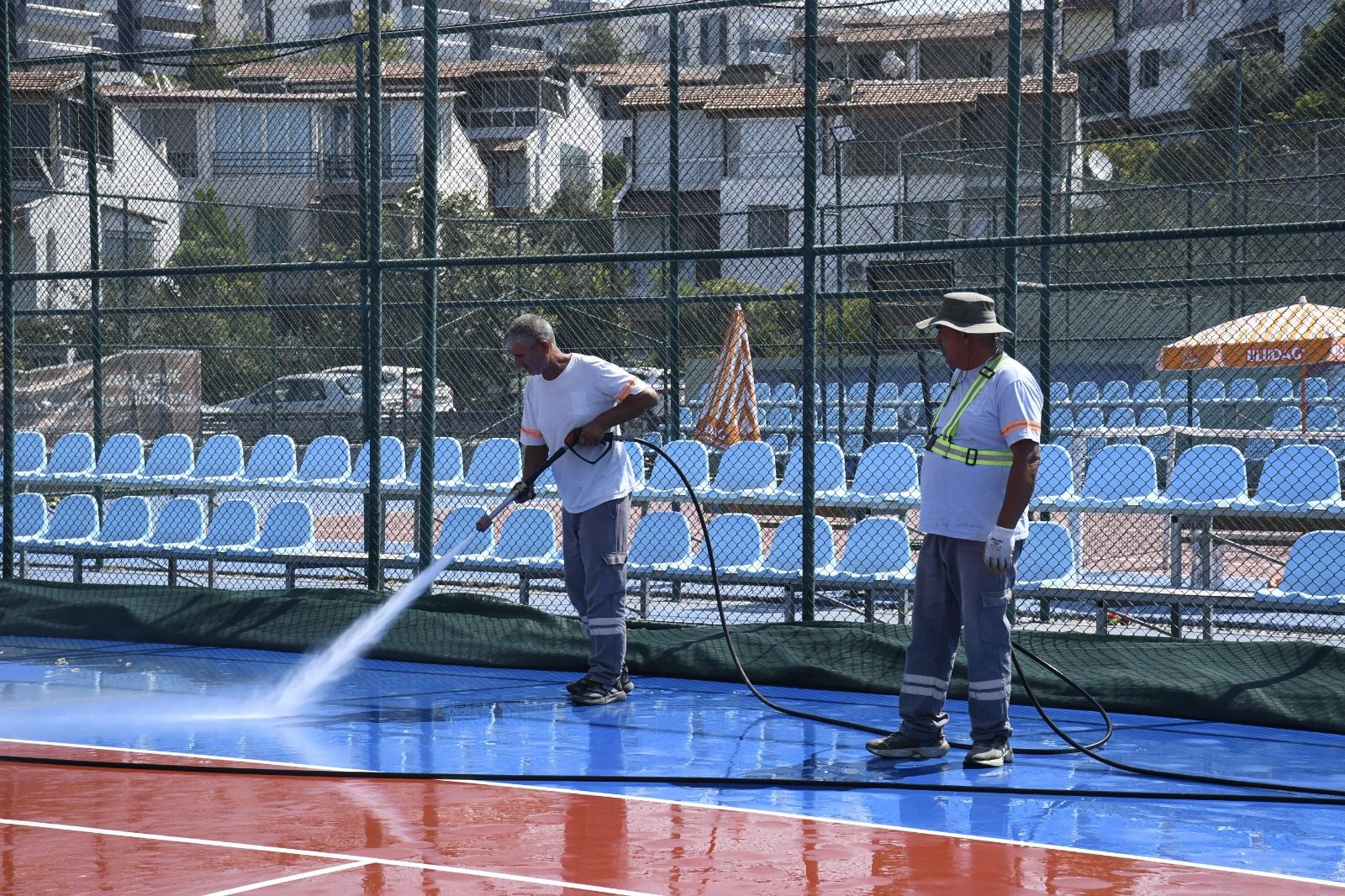 KUŞADASI TENİS KULÜBÜNDE KAPSAMLI TEMİZLİK ÇALIŞMASI