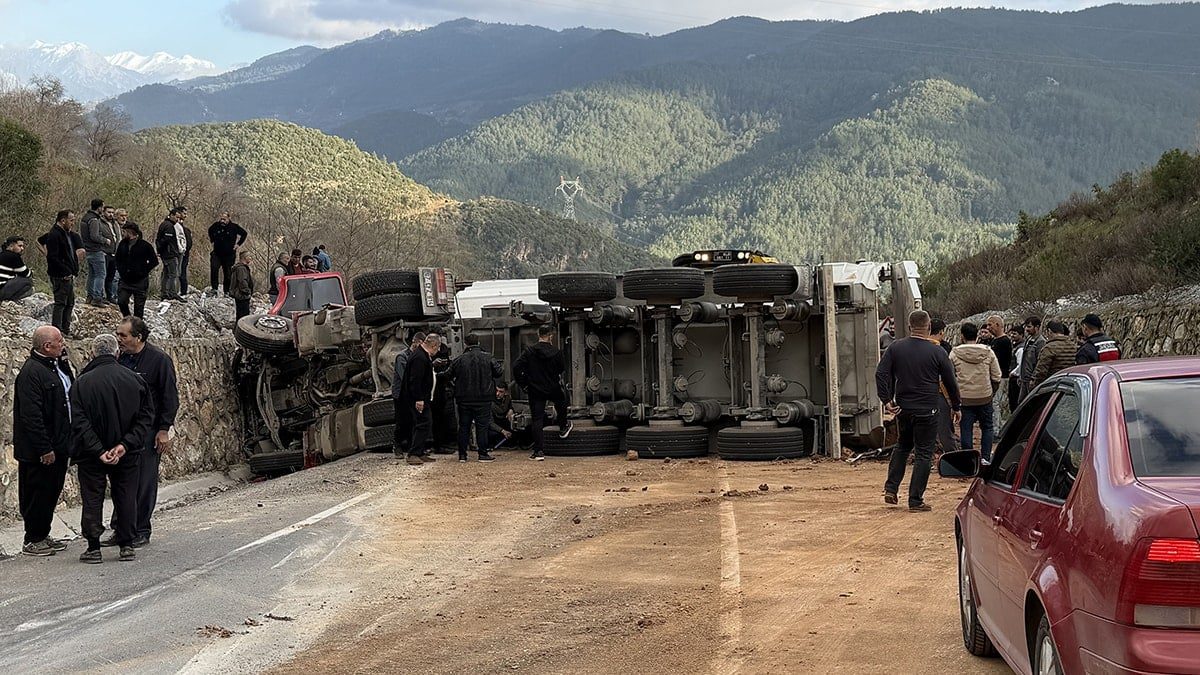 Freni boşalan TIR dehşet saçtı: Ölü ve yaralılar var