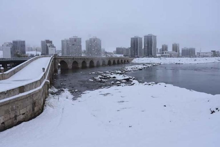 Birçok kent bembeyaz Kar kalınlığı 40 santimetreye ulaştı