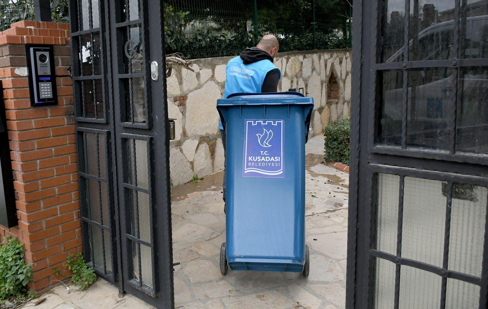 KUŞADASI’NDA ‘EVDE DÖNÜŞÜM’ EGE MAHALLESİ’NDE BAŞLADI