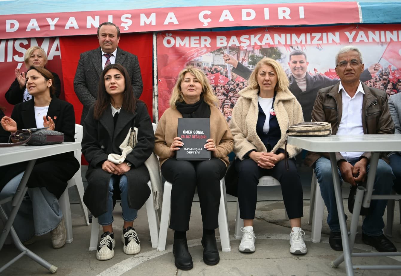 KUŞADASI TEK YÜREK: DUYGU GÜNEL’E SEVGİ SELİ; “BAŞKAN GERİ DÖNECEK!”