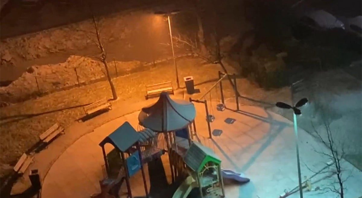İstanbul'da kar yağışı başladı, sokaklar beyaza büründü