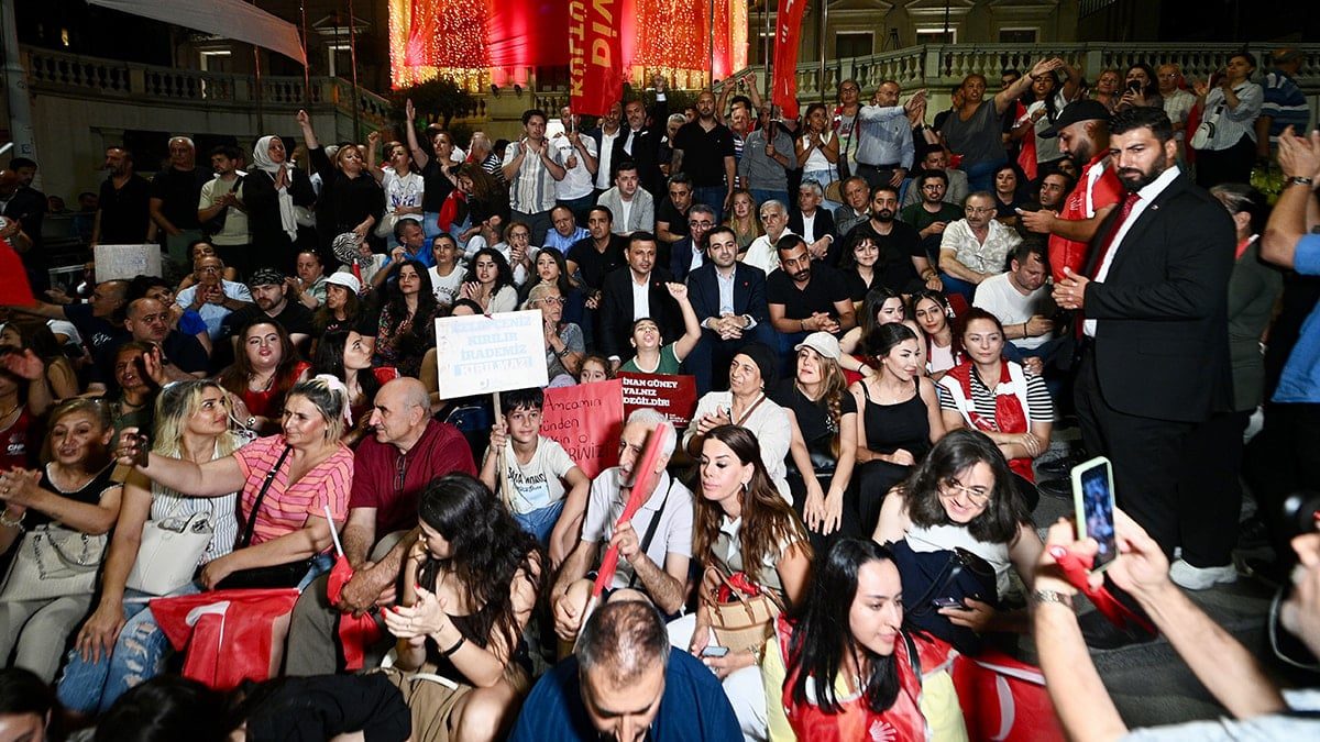 İnan Güney'in gözaltına alınması Beyoğlu Belediyesi önünde protesto edildi