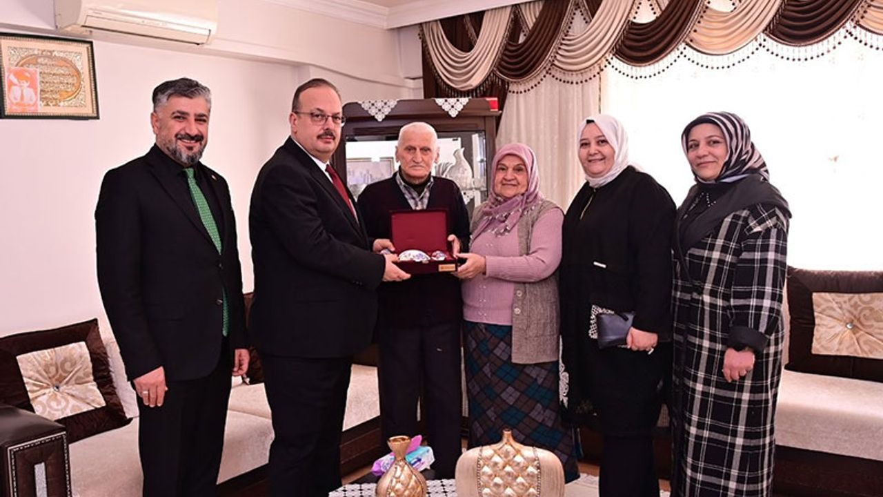 Vali Canbolat, ilk şehit öğretmen Akar'ın ailesine misafir oldu