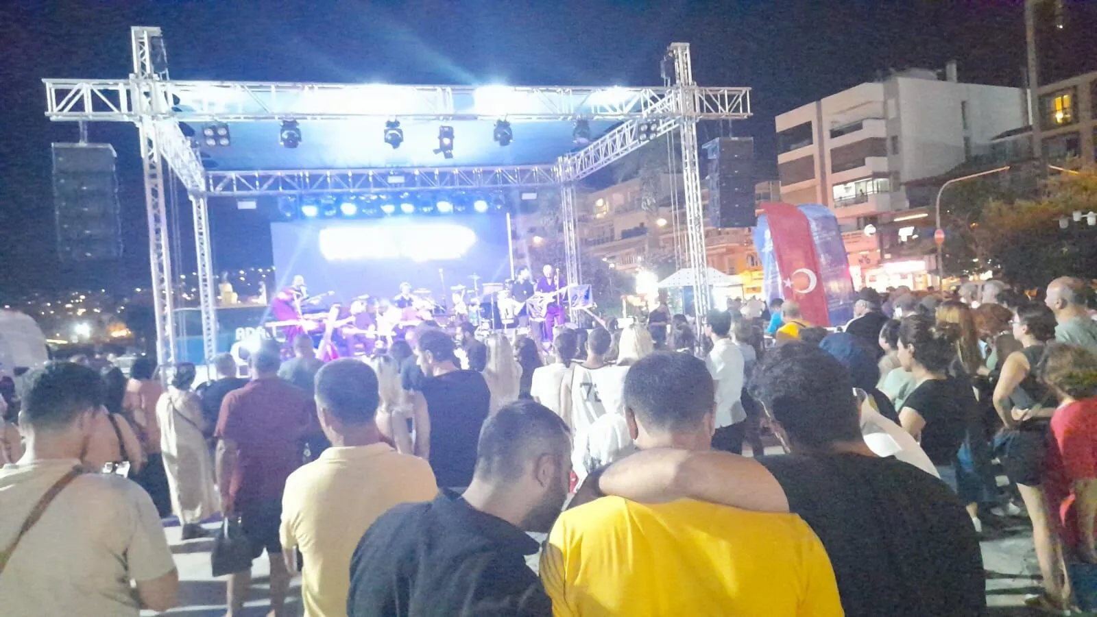 Büyükşehir'in "Yaz konseri" Kuşadası'nı coşturdu
