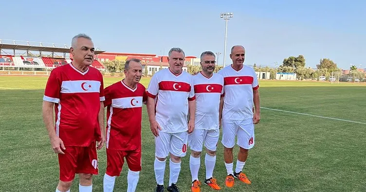 Gençlik ve Spor Bakanı Osman Aşkın Bak, Aydın'da gösteri maçında forma giydi