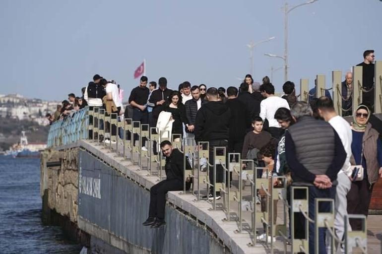 İstanbul’da şubat sürprizi Termometre 23’ü gösterdi, kış günü denize girdiler