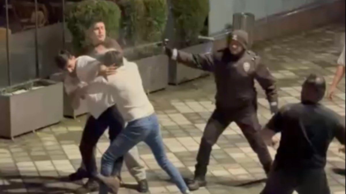 Tekme tokat kavga ettiler! Polis havaya ateş ederek ayırabildi