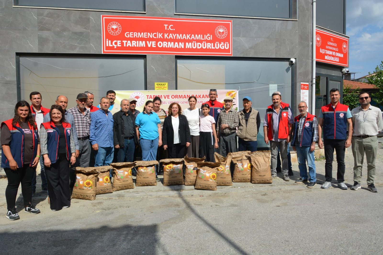 GERMENCİK’TE TAKE PROJESİ KAPSAMINDA AYÇİÇEĞİ TOHUMU DAĞITILDI