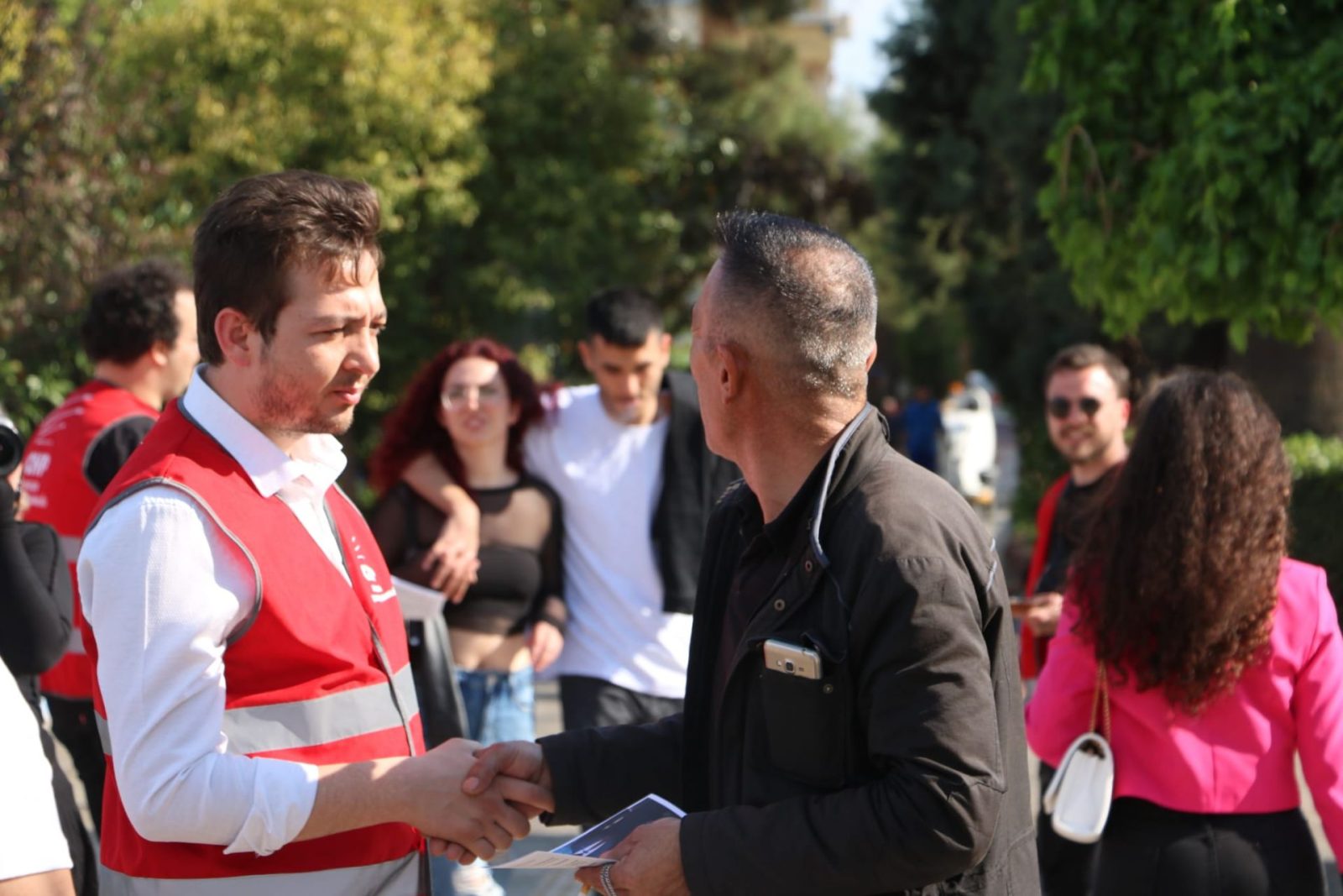 CHP'li gençler vatandaşlara kolonya ve şeker ikram etti