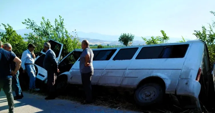 Denizli'de yoldan çıkan servis sazlıklara uçtu: 6 kişi yaralandı!