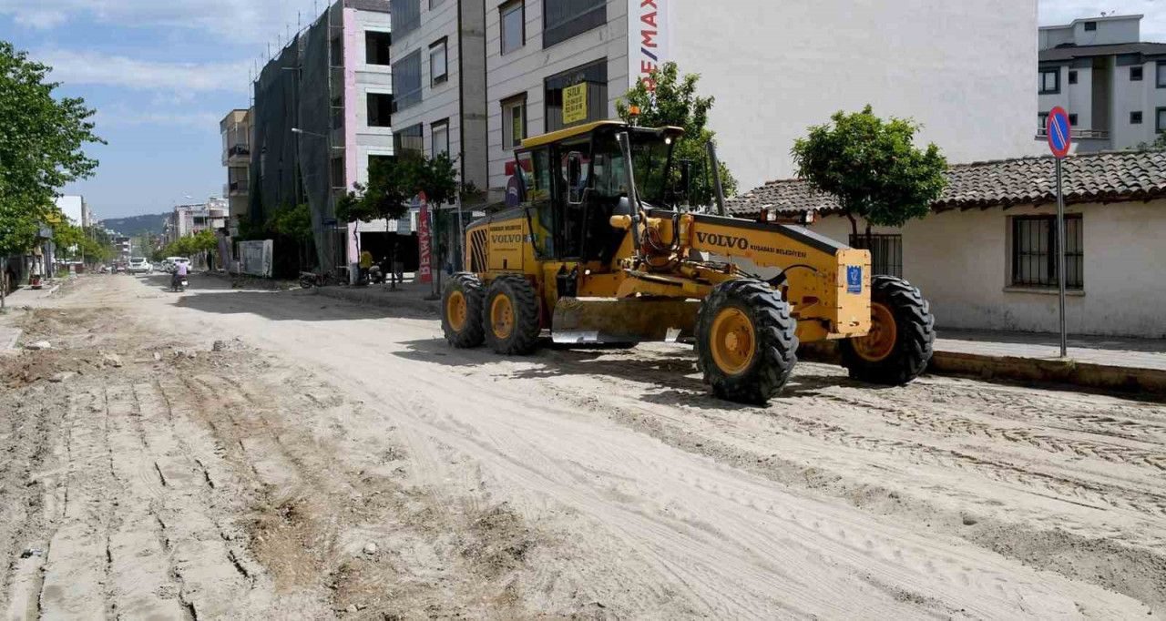 Kuşadası'nda yol yapım çalışmaları devam ediyor