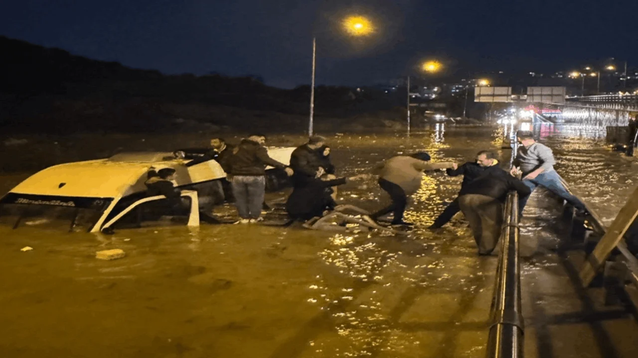 Aydın'da felaket: İçinde 20 kişi olan minibüs suya gömüldü