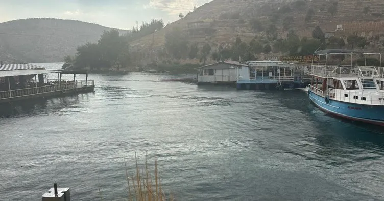 Fırtına Fırat Nehri üzerindeki restoranı sürükledi!