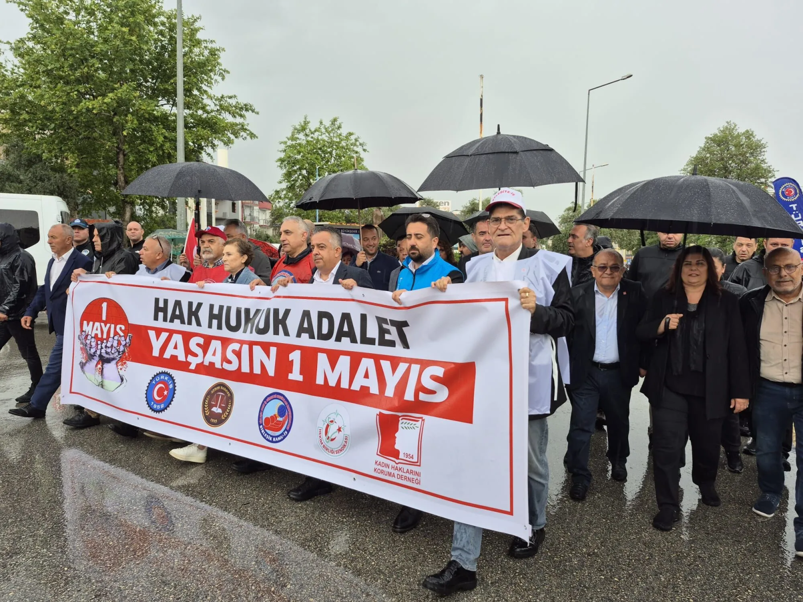 "Yağmura Rağmen Direnen Ruh: Aydın'da Coşkulu 1 Mayıs Kutlamaları"