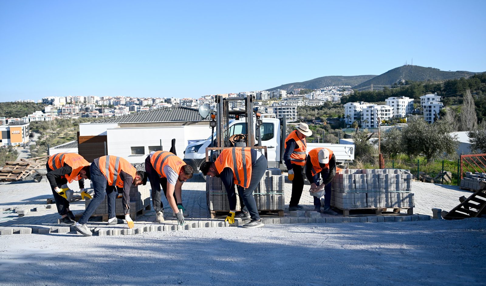 KUŞADASI BELEDİYESİ’NDEN KENT GENELİNDE KESİNTİSİZ YOL MESAİSİ