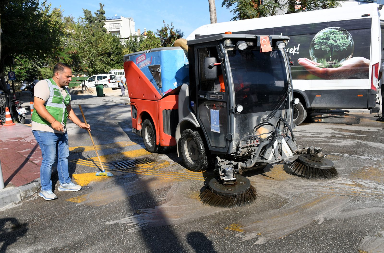 Kuşadası Belediyesi'nden okullarda hijyen mesaisi