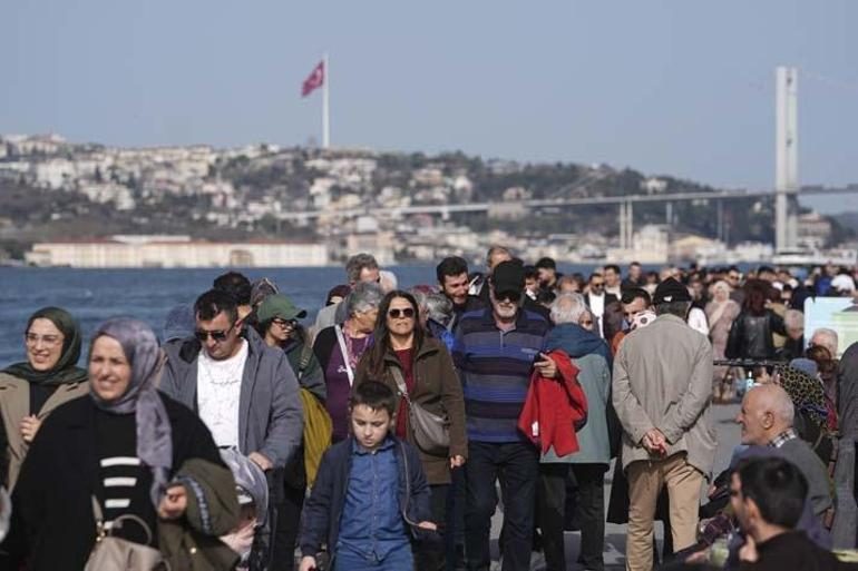 İstanbul’da şubat sürprizi Termometre 23’ü gösterdi, kış günü denize girdiler