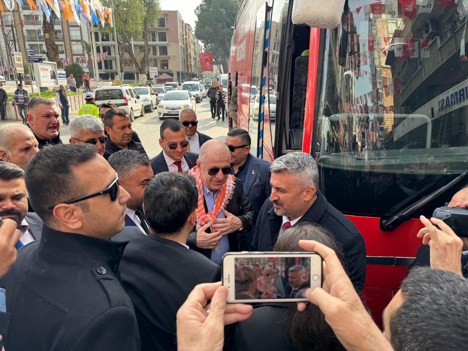 CHP’Lİ GÖKMEN ÖZDAĞ’I ÇİÇEKLERLE KARŞILADI