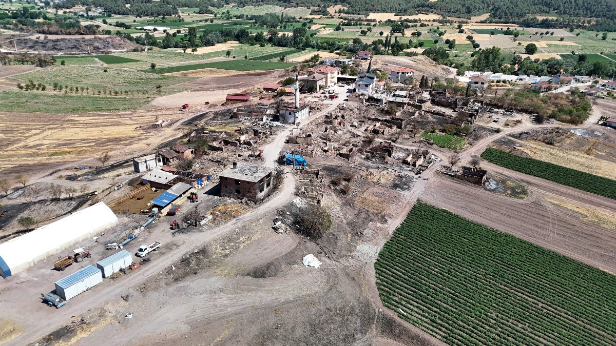Bilecik'teki yangında küle dönen köyde sadece caminin içi ayakta kaldı