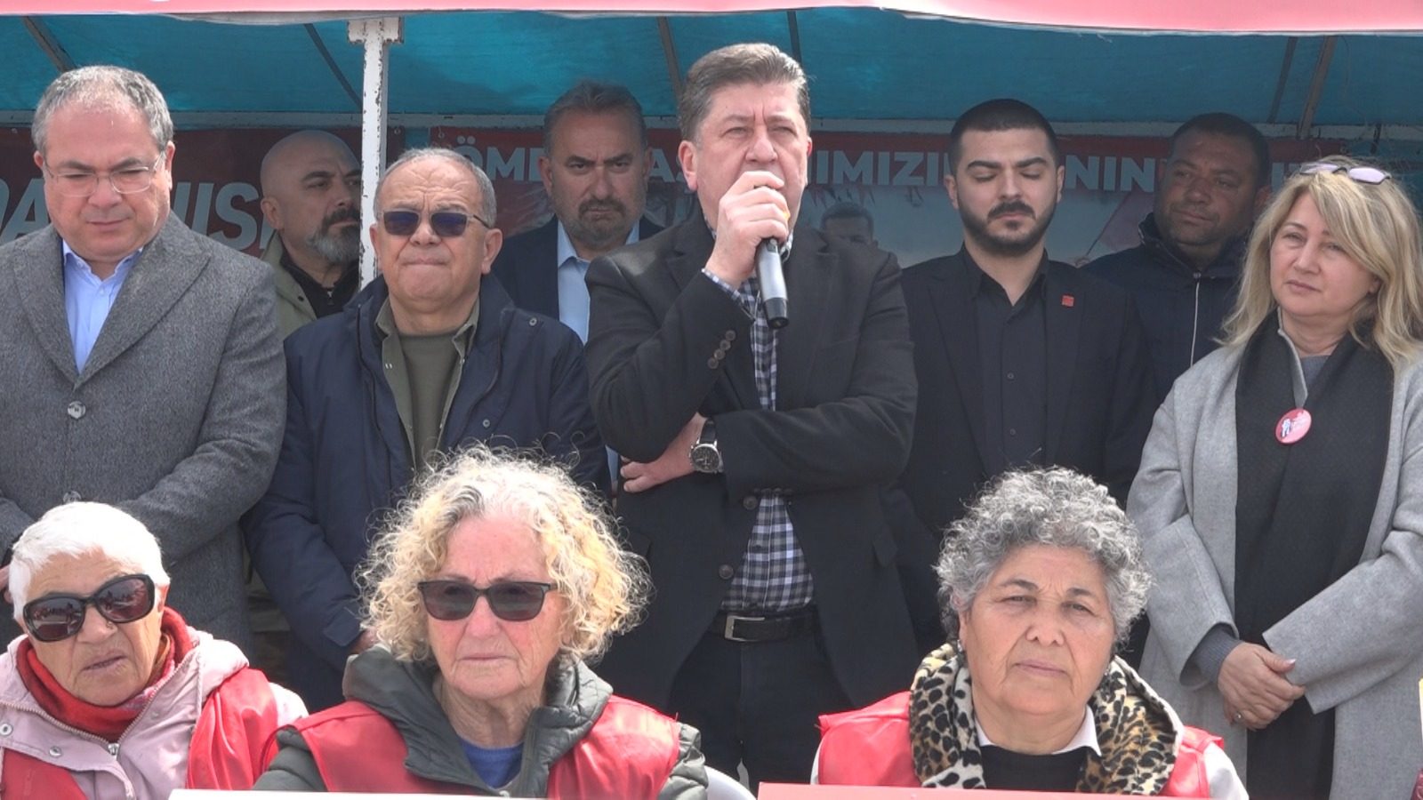 VEKİL YAŞAR TÜZÜN KUŞADASI'NDA ÖMER GÜNEL İÇİN NÖBETTE
