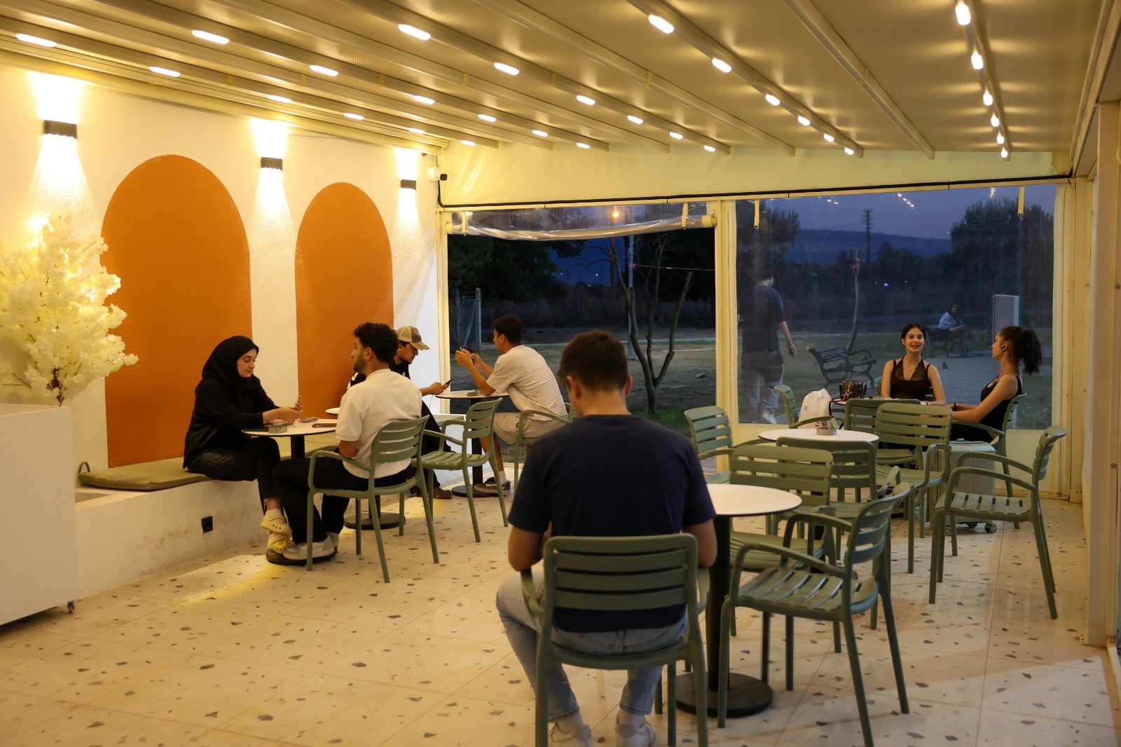 YURT KAFE VE IŞIKLI PARKI ÖĞRENCİLERİN YENİ BULUŞMA NOKTASI OLDU