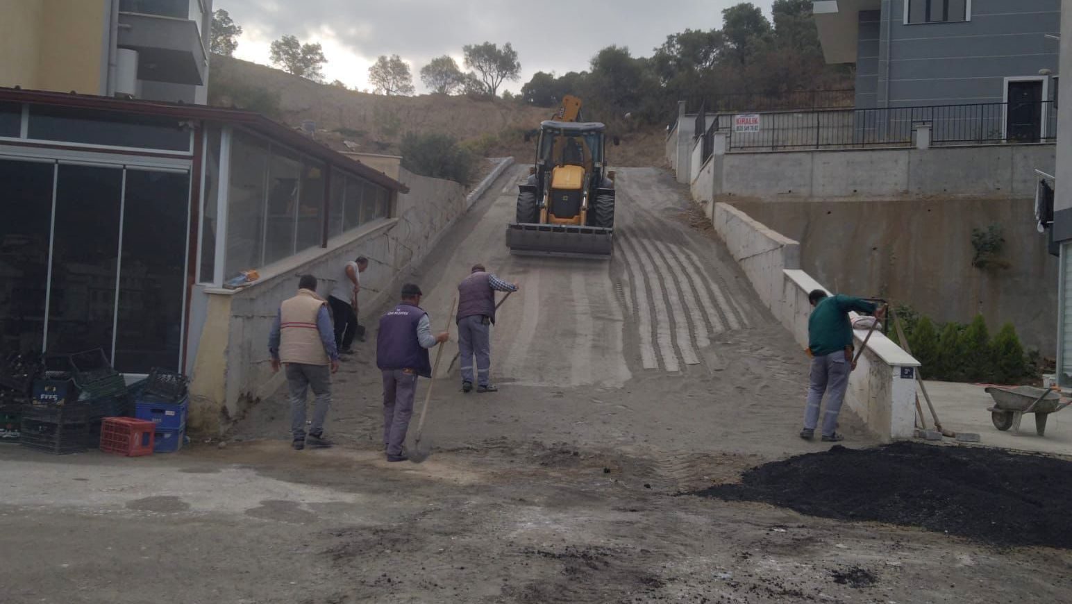 Söke Belediyesi saha ekipleri, Söke’nin çeşitli yerlerinde özenle çalışmaya devam ediyor