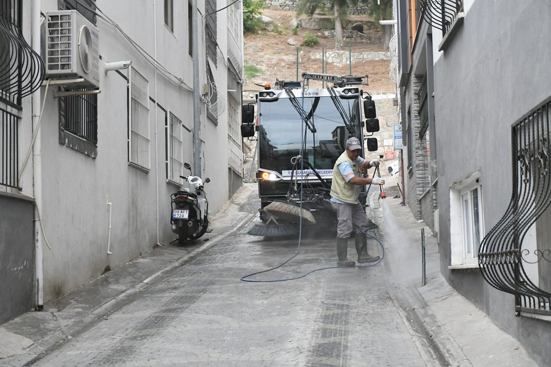 TEMİZ BİR KUŞADASI İÇİN MESAİ DURMADAN DEVAM EDİYOR