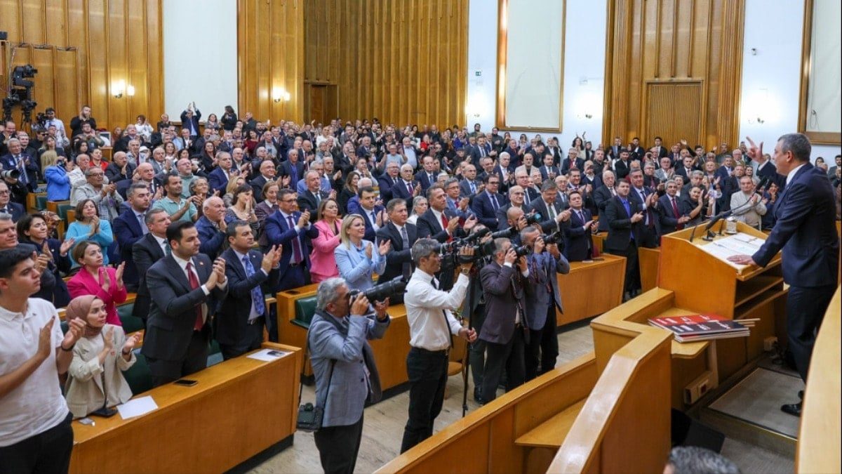 Biz yas eviyiz, 67 bin cenazemiz var, siz düğünde tefçi gibisiniz