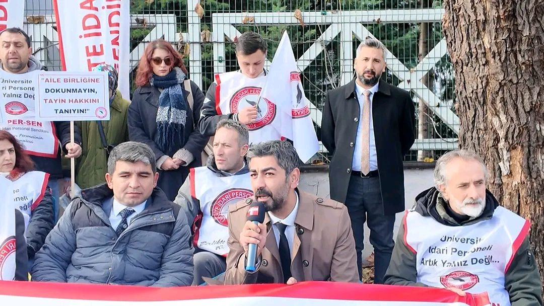 ÜNİPERSEN'den Bakanlık önünde oturma eylemi