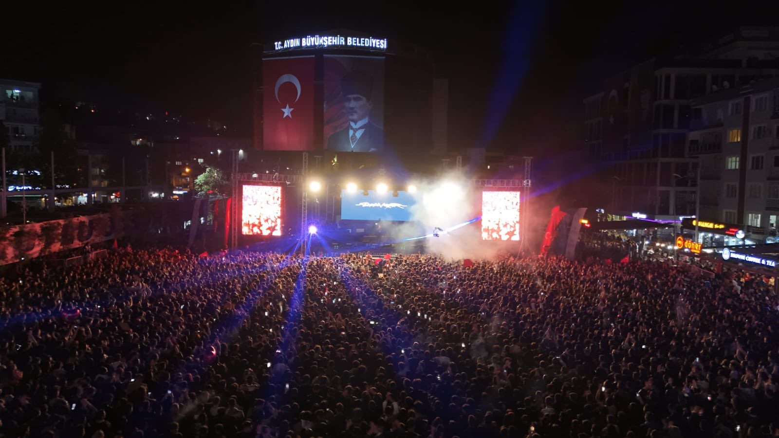 Başkan Çerçioğlu Cumhuriyet'in 101'inci yaşında Aydınlıları sevilen sanatçılar ile buluşturdu