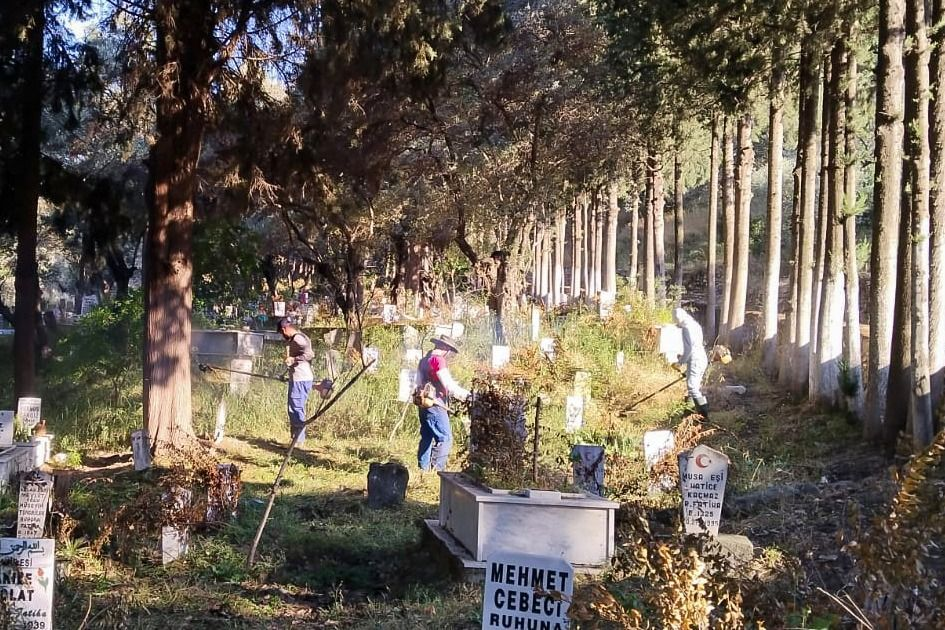 Efeler Belediyesi Bayram Öncesi Mezarlıklarda Temizlik Seferberliği Başlattı