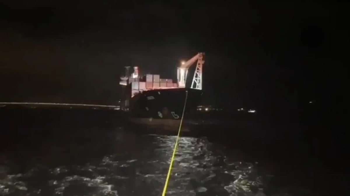 Çanakkale Boğazı'nda arızalanan gemi kurtarıldı