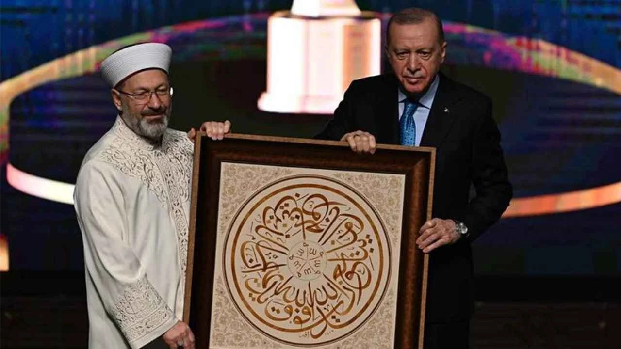 Ali Erbaş'tan Erdoğan'a tartışma yaratan hediye! Diyanet açıklama yapmak zorunda kaldı