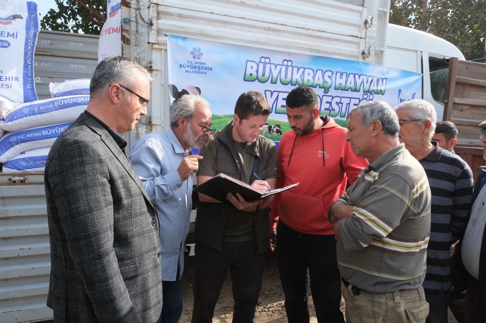 Aydın Büyükşehir Belediyesi’nden selden etkilenen üreticiye yem desteği