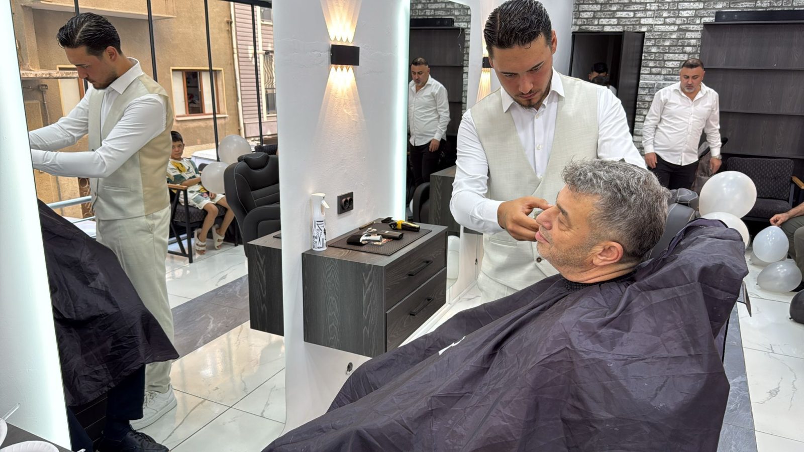 Baskan Kunkcuden Esnafa Ornek Destek Acilista Ilk Tirasi Oldu 592758 9B03Cb8254146219128C857795Aac275