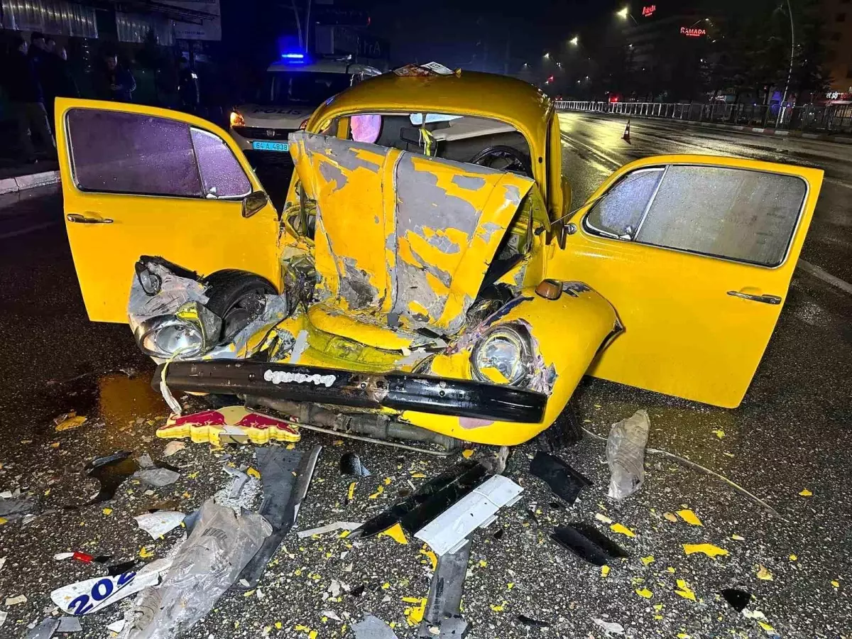 Uşak'ta Otomobil ile Sanatçı Orkestrasını Taşıyan Otobüs Çarpıştı: 1 Ağır Yaralı