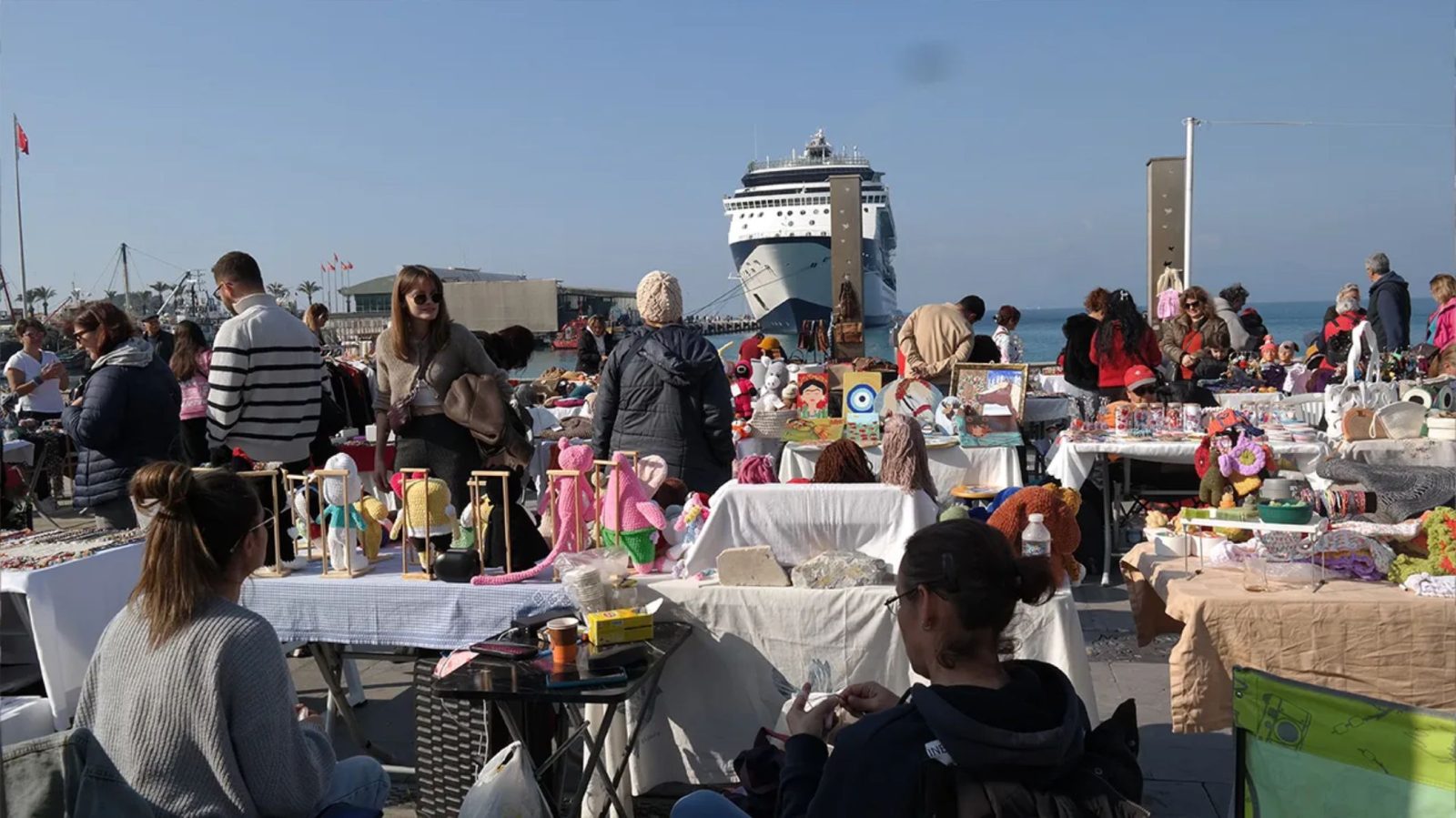 Kuşadası'nda güneşli hava çarşıya bereket getirdi